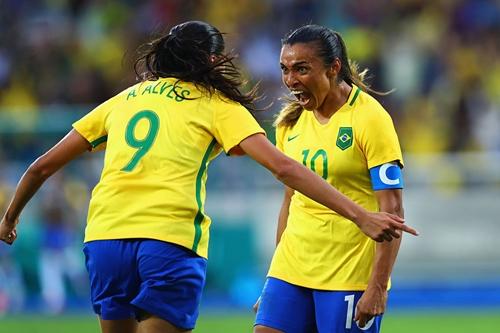 Marta vibra após passe para gol de Andressa Alves / Foto: Buda Mendes / Getty Images